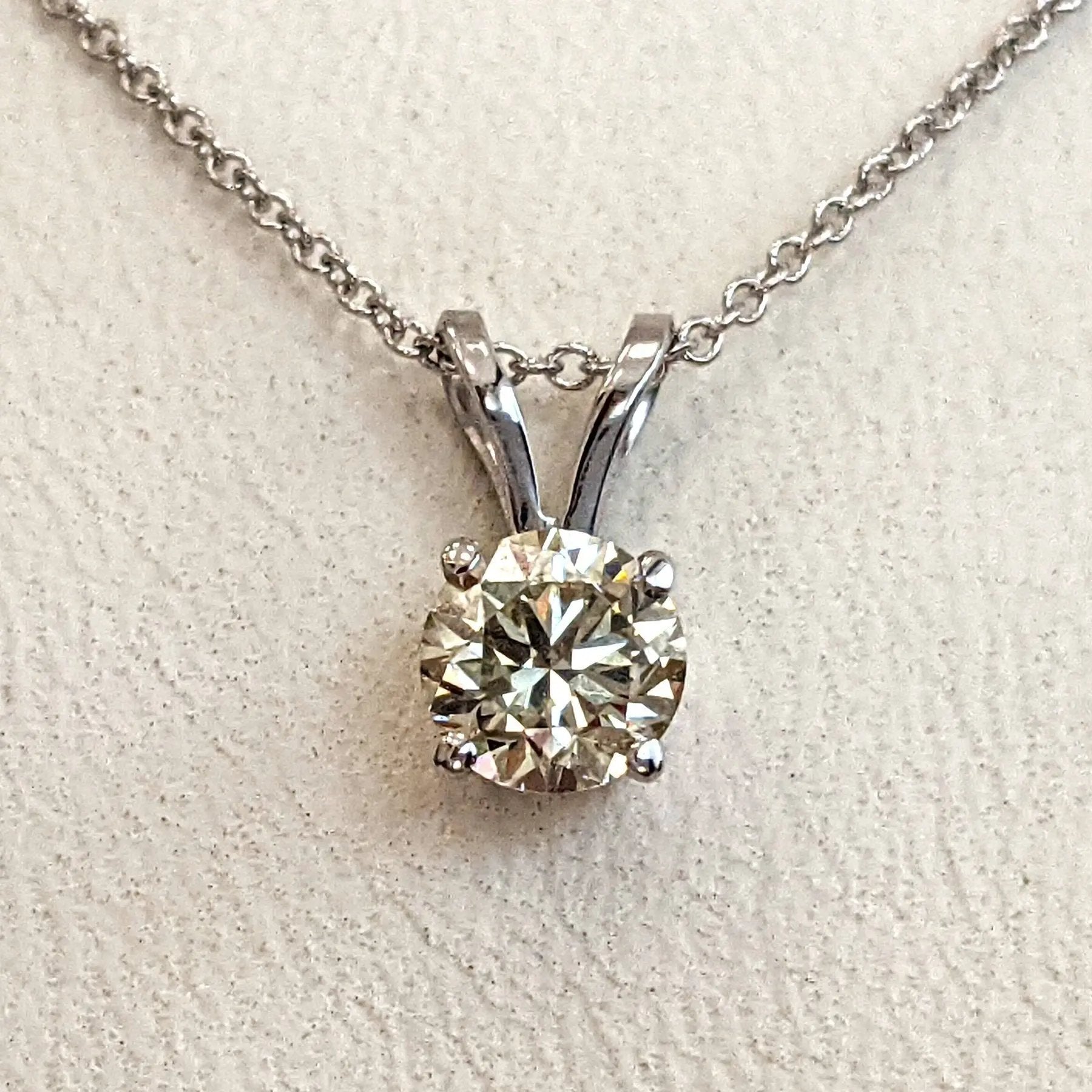 Halskette mit Anhänger 14 kt Weißgold + 0.70ct. Diamant IGI-Zertifikat Wert ca. 4.000€