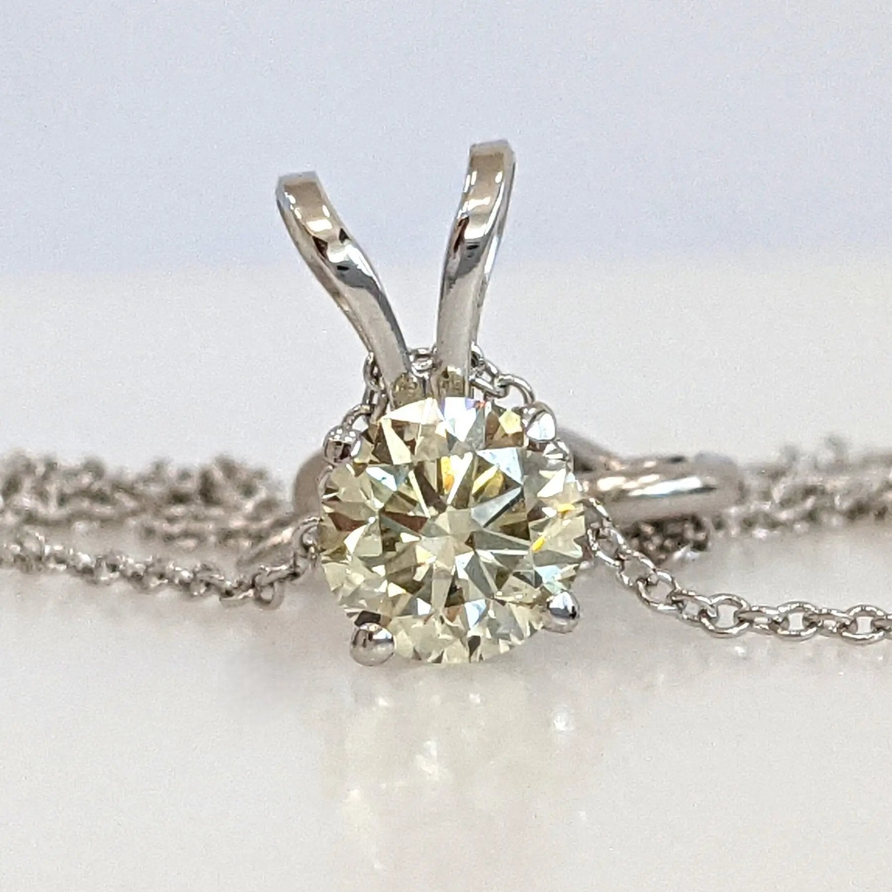 Halskette mit Anhänger 14 kt Weißgold + 0.70ct. Diamant IGI-Zertifikat Wert ca. 4.000€