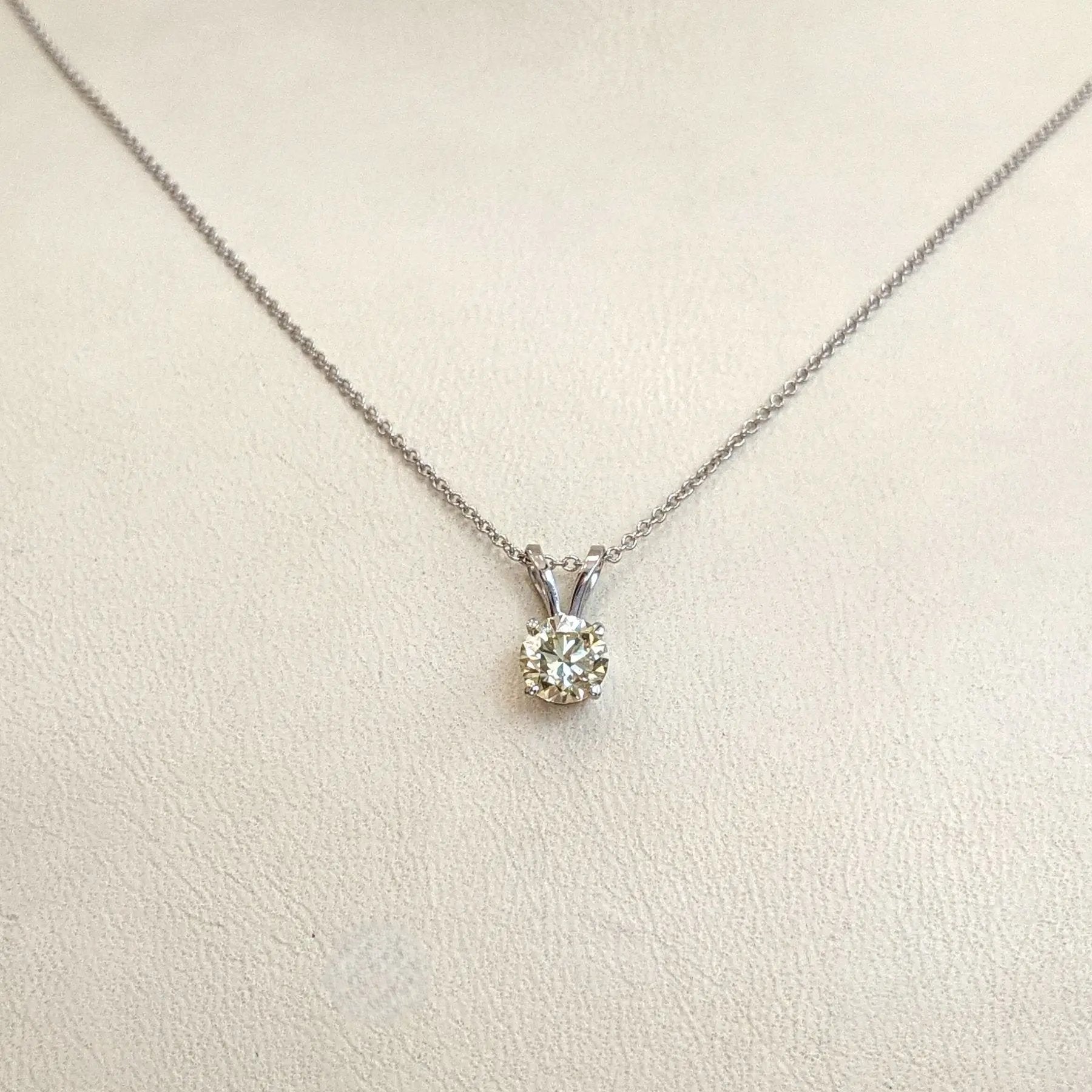 Halskette mit Anhänger 14 kt Weißgold + 0.70ct. Diamant IGI-Zertifikat Wert ca. 4.000€